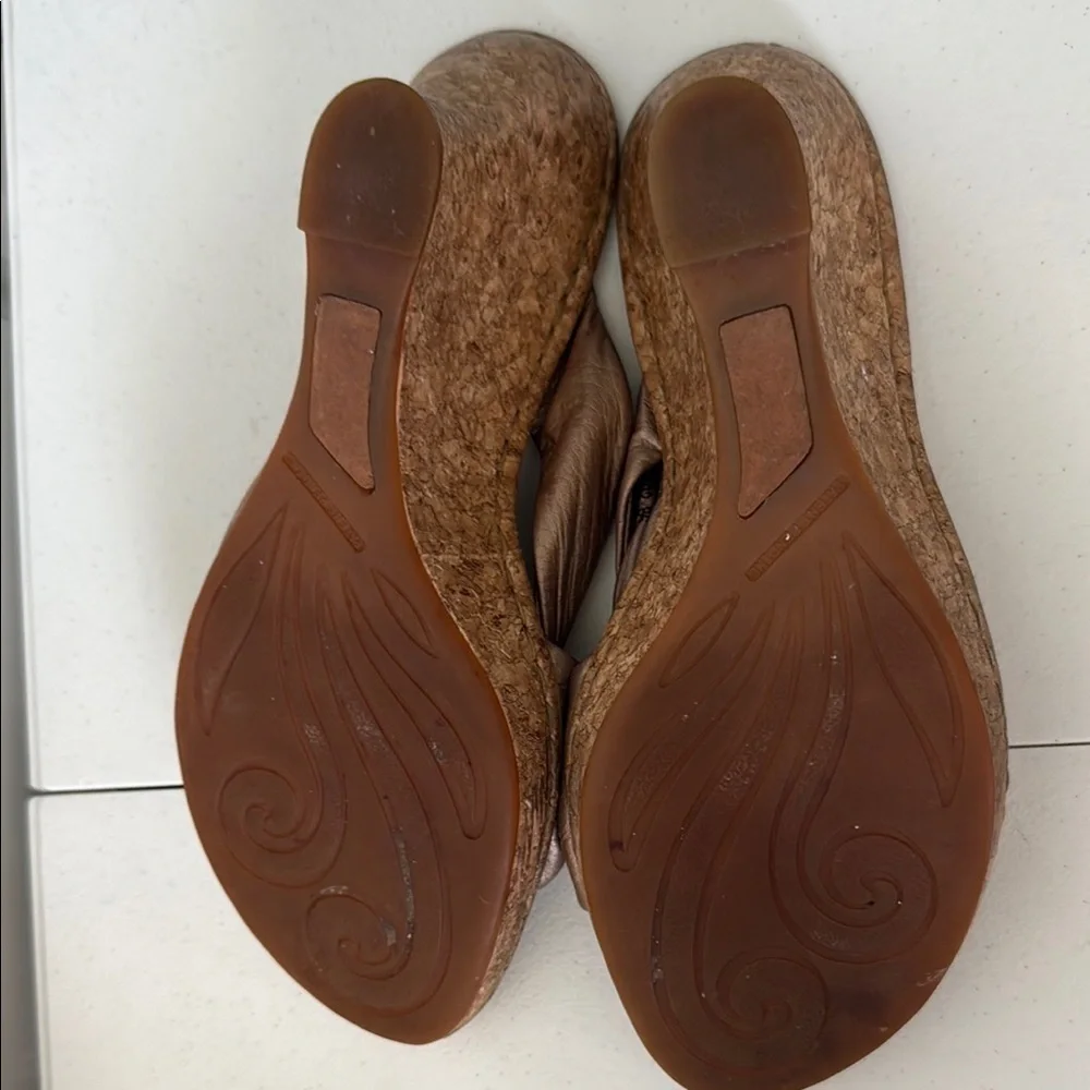 *BORN TAN WEDGE HEEL SLIP ON SANDALS (sz 9)